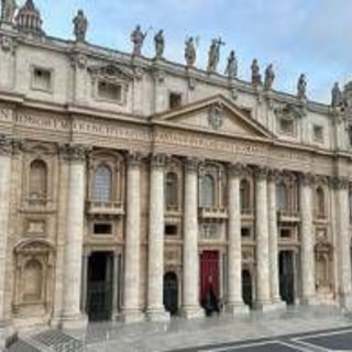 Papa Francesco, da oggi salma a San Pietro: l'omaggio dei fedeli. Sabato i funerali, attese 200mila persone