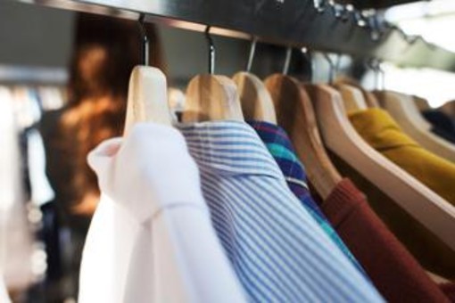Vestiti, scarpe e accessori: per le grandi imprese scatta divieto distruzione invenduti Vestiti, scarpe e accessori: per le grandi imprese scatta divieto distruzione invenduti