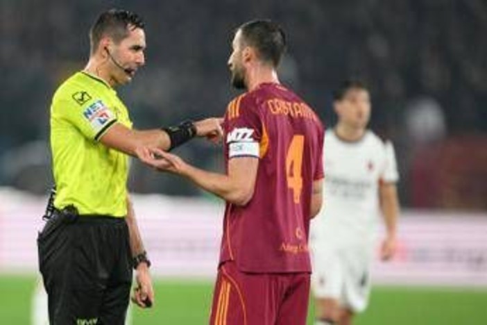 Bartesaghi tocca di mano, arbitro assegna rigore: proteste in Roma-Milan Bartesaghi tocca di mano, arbitro assegna rigore: proteste in Roma-Milan