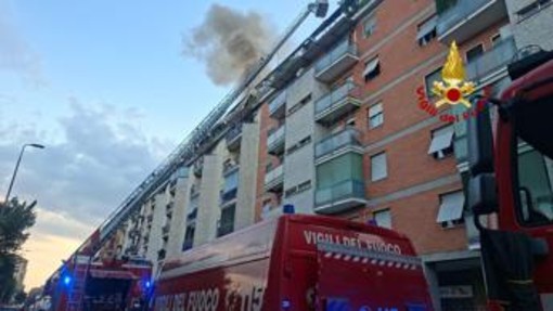 Milano, incendio in appartamento: un morto e diversi intossicati Milano, incendio in appartamento: un morto e diversi intossicati
