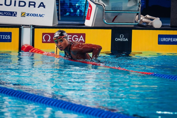 Immensa Sara Curtis, record del mondo nei 50 dorso in semifinale agli Europei