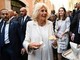 Camilla a Roma si concede un gelato al caramello da Giolitti