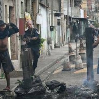 Brasile, maxi blitz anti narcos a Rio de Janeiro: almeno 64 morti tra sospetti e polizia Brasile, maxi blitz anti narcos a Rio de Janeiro: almeno 64 morti tra sospetti e polizia