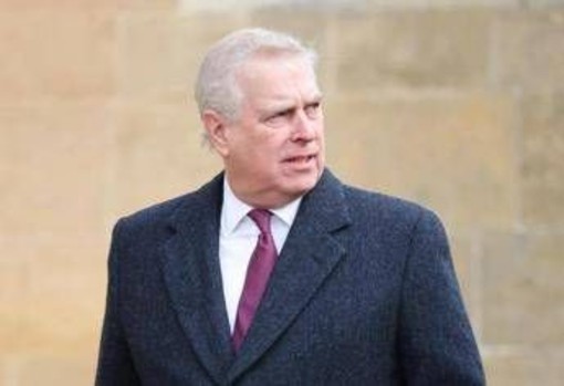 Andrew, via i titoli e la casa... ma non i privilegi funebri Andrew, via i titoli e la casa... ma non i privilegi funebri