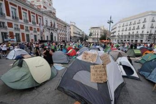 Emergenza abitativa in Spagna, governo annuncia sospensione sfratti per vulnerabili fino al 2030