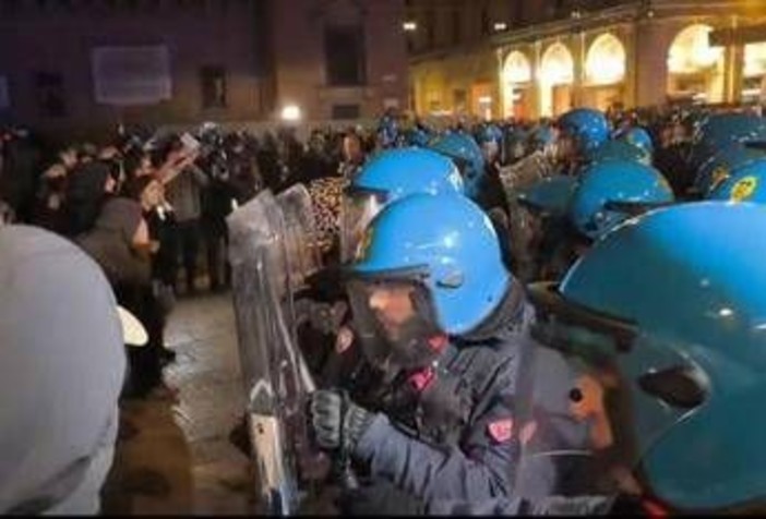 Bologna, tensione durante manifestazione Giovani Palestinesi: idranti e cariche Polizia
