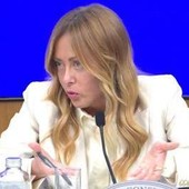 Scintille tra Meloni e giornalista su scontri ai cortei: "Credo nello Stato di diritto, difende la gente perbene" Scintille tra Meloni e giornalista su scontri ai cortei: "Credo nello Stato di diritto, difende la gente perbene"