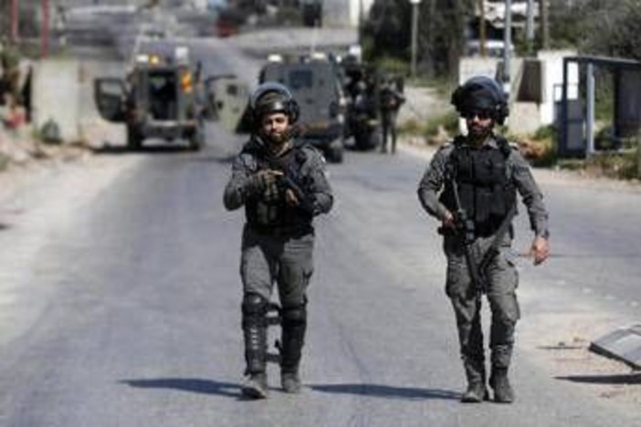 Tre attivisti italiani feriti da coloni in Cisgiordania. Netanyahu chiede la grazia a Herzog