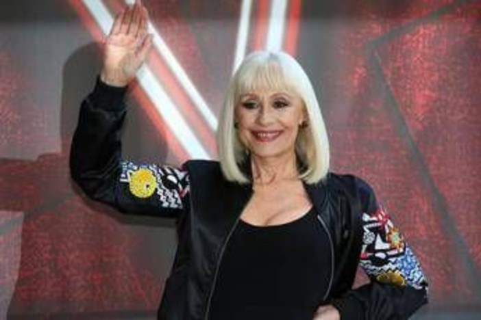 Raffaella Carrà, spunta il figlio adottivo segreto: è l'ex segretario e manager Raffaella Carrà, spunta il figlio adottivo segreto: è l'ex segretario e manager