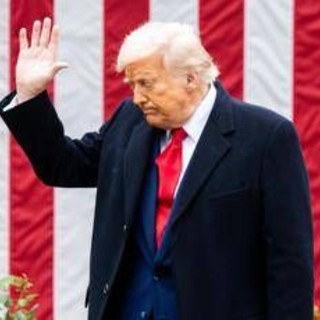 Trump e il terzo mandato da presidente, spuntano magliette e cappellini