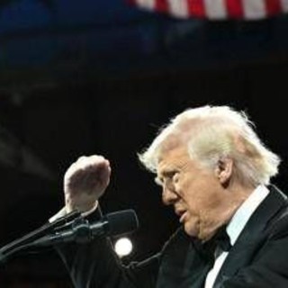 Trump senza freni: &quot;Paesi mi baciano il sedere per accordo su dazi&quot;