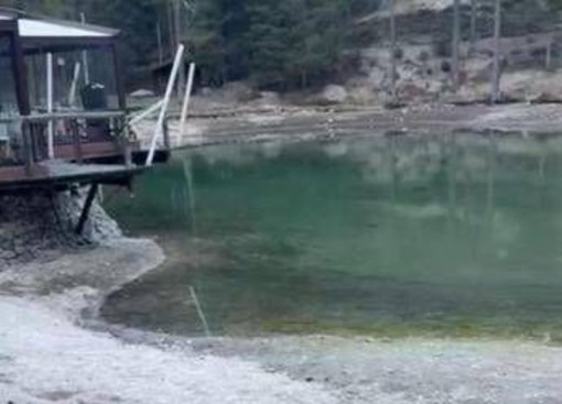 Lago Ghedina, il titolare del ristorante sulla riva: "Bacino pieno solo a metà, già perso 25% fatturato"