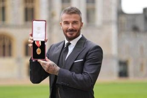 Beckham è 'Sir', re Carlo lo nomina Cavaliere per "i servigi resi allo sport e alla beneficenza" Beckham è 'Sir', re Carlo lo nomina Cavaliere per "i servigi resi allo sport e alla beneficenza"