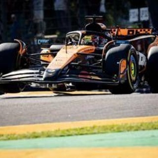 F1, Gp Spagna: Piastri in pole position, Hamilton quinto