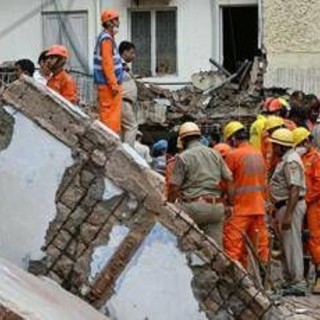 India, 6 morti in crollo edificio a Nuova Delhi: si continua a scavare tra le macerie