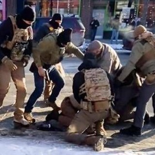 Minneapolis, Pretti ucciso dagli agenti: i video e la pistola, inchiesta e tensioni