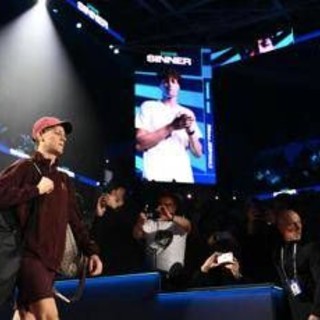 Carote, parrucche e... 'proposta di matrimonio': dentro il debutto di Sinner alle Atp Finals Carote, parrucche e... 'proposta di matrimonio': dentro il debutto di Sinner alle Atp Finals