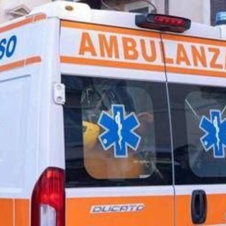 Treviso, invade corsia opposta e si schianta su guardrail: morto motociclista