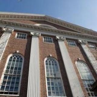 Usa, governo pronto ad annullare tutti i contratti federali con Harvard. E l'ateneo risponde a Trump