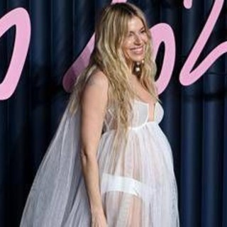 Sienna Miller è incinta, l’annuncio sul red carpet dei Fashion Awards 2025