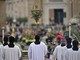 Papa, omelia per la Domenica delle Palme: &quot;Portiamo la croce di chi soffre accanto a noi&quot;