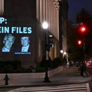 Trump, New York Times: &quot;Organizzò festa con sole donne e un unico invitato: Epstein&quot;