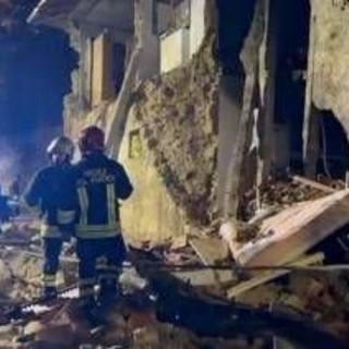 Arezzo, crolla una palazzina dopo un'esplosione: tre feriti gravi Arezzo, crolla una palazzina dopo un'esplosione: tre feriti gravi