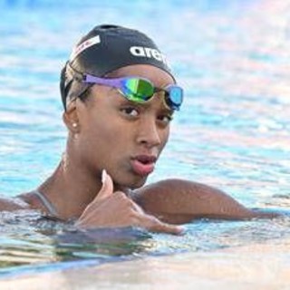 Mondiali nuoto, Sara Curtis fa la storia e centra la finale dei 100 sl. Chi è la nuova stella del nuoto italiano