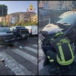 Roma, scontro fra 4 auto sulla Casilina: feriti i conducenti