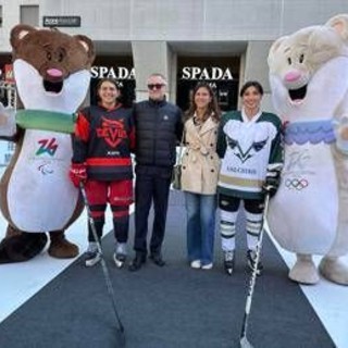 Milano, le Olimpiadi arrivano in anticipo: a due passi dal Duomo si gioca... a hockey