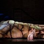 Festival Puccini, soprano cade in scena ma conclude la 'Manon' da seduta
