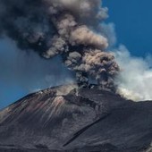 Nube di cenere sull'Etna, all'aeroporto di Catania sospese le attività di volo Nube di cenere sull'Etna, all'aeroporto di Catania sospese le attività di volo