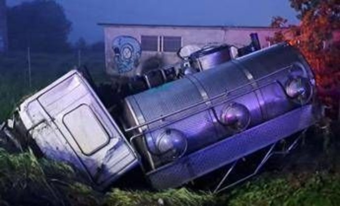 Scontro tra autocarro e macchina nel Modenese: 3 morti Scontro tra autocarro e macchina nel Modenese: 3 morti