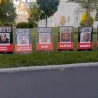 Migranti, l'ultima trovata di Trump: le foto sul prato della Casa Bianca