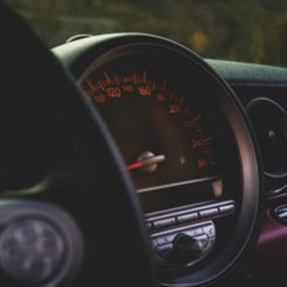 Nuovo Codice della strada, c'è deroga divieto motore acceso in sosta per soggetti fragili Nuovo Codice della strada, c'è deroga divieto motore acceso in sosta per soggetti fragili