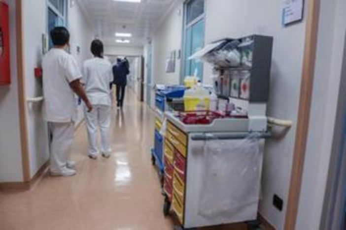 Sanità, intesa sul contratto: "Aumento di 240 euro al mese per gli infermieri"