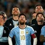 Messi, i regali per l’addio all’Argentina: dal 'bracciale della leggenda' ai cartellini dell'arbitro e... la Coppa America
