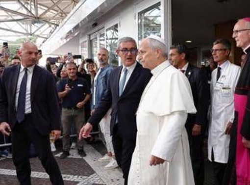 Papa, il chirurgo rassicura: "Pieno recupero in una decina di giorni, non ci sono motivi per rinviare il viaggio in America Latina"