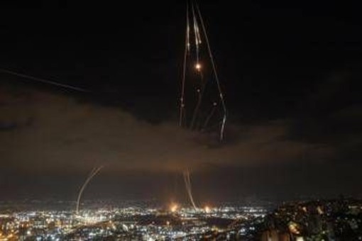 Buio, missili, paura e confusione: la strategia notturna dell'Iran contro Israele