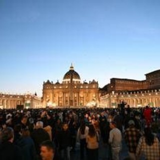 Papa Francesco, il lungo addio a San Pietro: migliaia in fila per Bergoglio