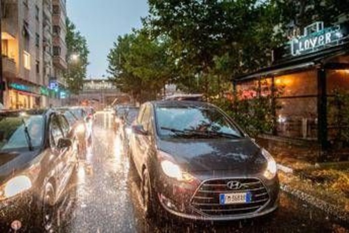 Maltempo flagella l'Italia, a Milano danni e disagi. Chiusi Murazzi a Torino