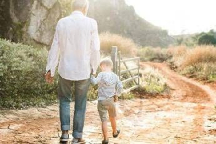 Oggi è la festa dei nonni, perché sono fondamentali per famiglia e società