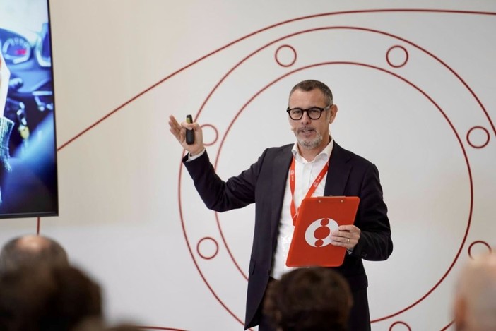 Studio Generali jeniot-Quattroruote, uso smartphone alla guida aumenta i rischi