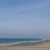 Cadavere sul bagnasciuga a Ostia, indagini in corso
