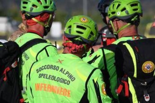 Urzulei, speleologo bloccato in una grotta dopo una frana: soccorsi in azione Urzulei, speleologo bloccato in una grotta dopo una frana: soccorsi in azione
