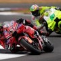 MotoGp, caos a Silverstone. Incidente per i fratelli Marquez, poi ripartono e cade Bagnaia