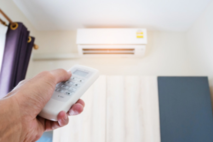 Caldo, condizionatori sempre accesi e quasi 150 euro in bolletta: 10 consigli per risparmiare Caldo, condizionatori sempre accesi e quasi 150 euro in bolletta: 10 consigli per risparmiare