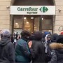 Milano, riparte la guerriglia in centro: giovani sfondano vetrine centro, assaltato Carrefour
