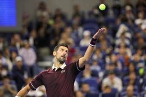 Djokovic torna a vincere: De Minaur si ritira e il serbo conquista per la settima volta Pechino