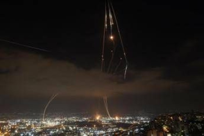 Buio, missili, paura e confusione: la strategia notturna dell'Iran contro Israele